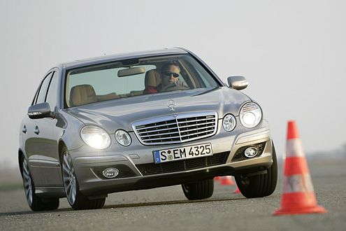Schiebt so gewaltig wie der BMW: der Mercedes-Benz E 350.