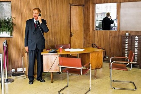 Zeitreise: Crook im Verkaufsraum. In den zwei Regalen ganz rechts: die Kundenkartei.