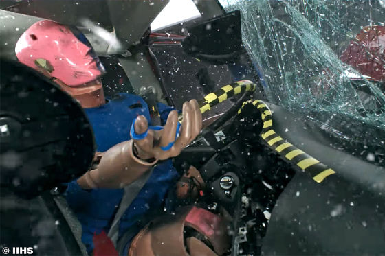 Nissan Tsuru im Crashtest