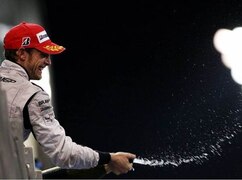 Jenson Button durfte auf dem Podium Rosenwasser versprühen