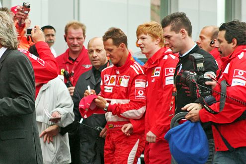 Den Fans noch einmal Danke sagen: Schumi wird 2007 zum Ring kommen.