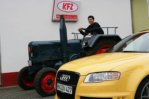 "Rocky" auf dem elterlichen Arbeitsgerät hinter seinem Dienstauto.