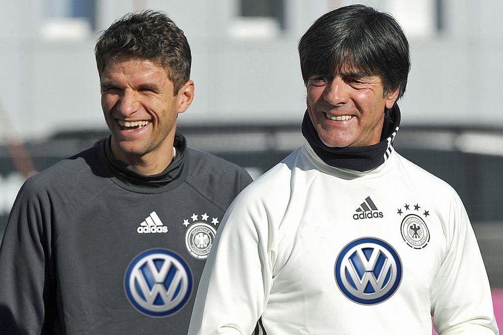 Thomas Müller und Jogi Löw mit VW-Logo auf der Brust