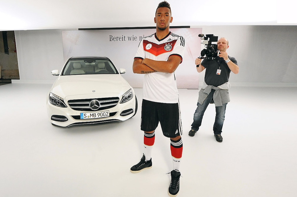 Jerome BOATENG vor der Mercedes-Benz C-Klasse