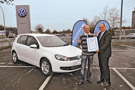 Sieger Matthias Schreck mit Victoria-Marketingleiter Hans Fabry