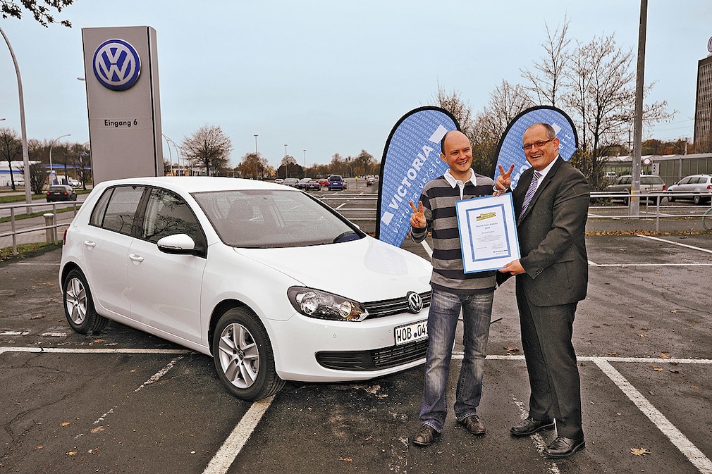 Sieger Matthias Schreck mit Victoria-Marketingleiter Hans Fabry