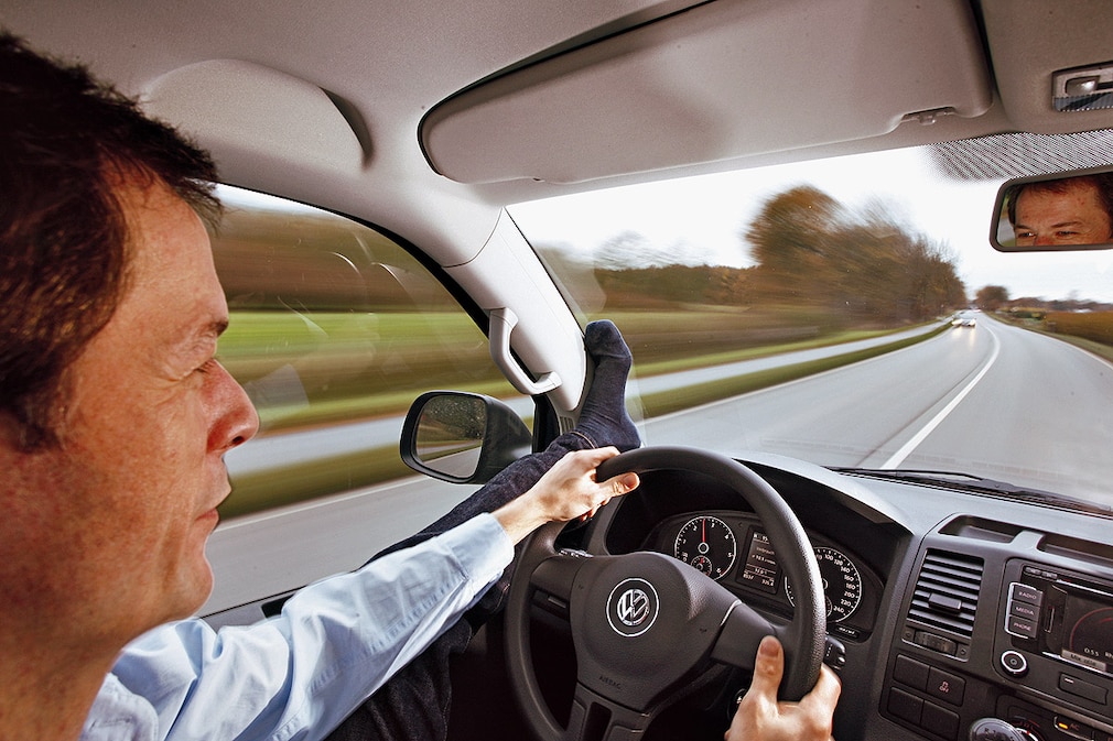 Fuß hochlegen während der Fahrt nicht empfehlenswert