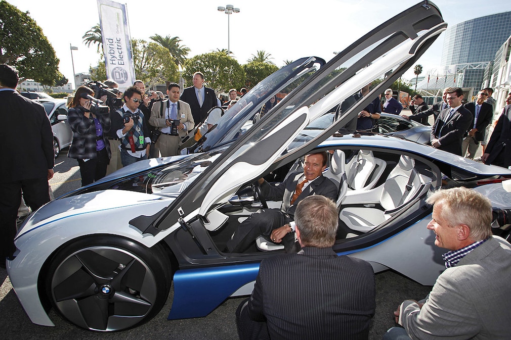 Arnold Schwarzenegger im BMW Hybrid Concept Car