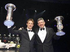 Jenson Button und Weltmeistermacher Ross Brawn bei der Gala in Monte Carlo