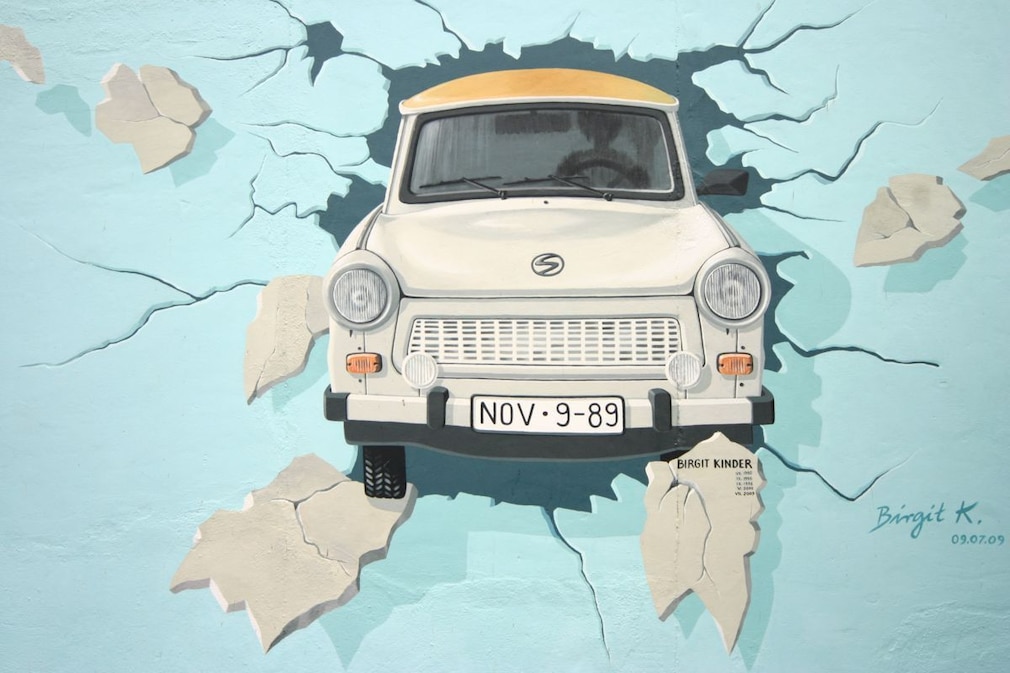 Trabi fährt durch die Mauer (Berlin Eastside Gallery)