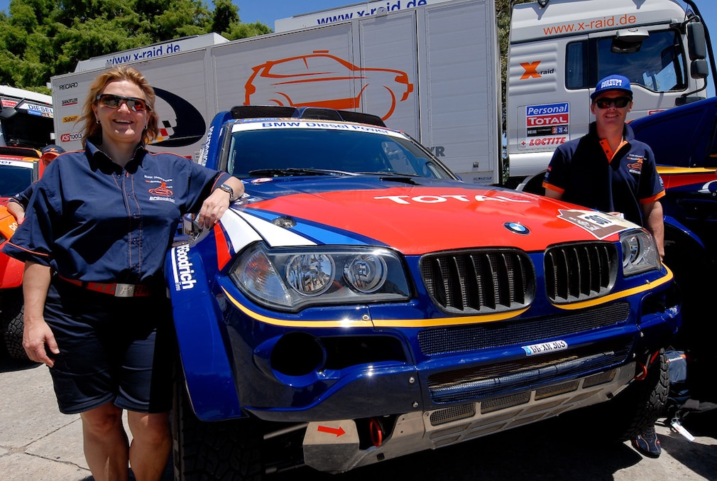 Guerlain Chicherit und Kristina Thörner (li.) auf X-Raid BMW X3 CC