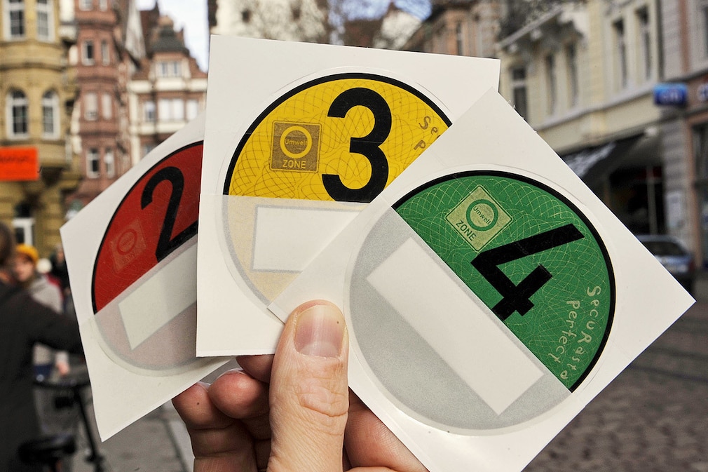 Rote, gelbe und grüne Feinstaubplakette