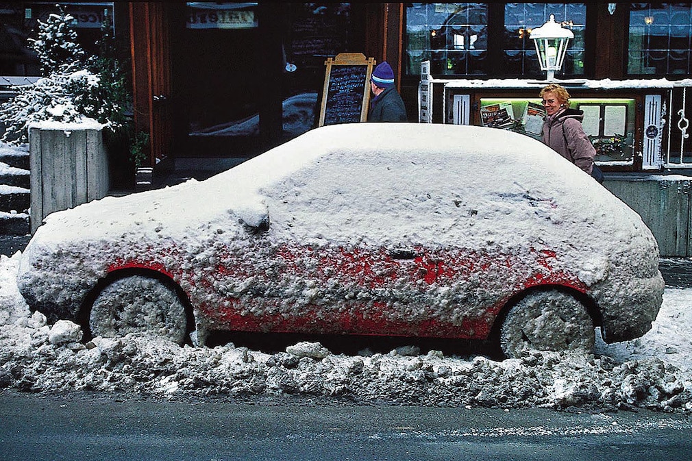 Wie Schnee und Eis dem Auto schaden