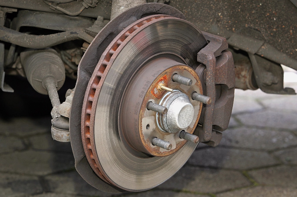 Wie Schnee und Eis dem Auto schaden