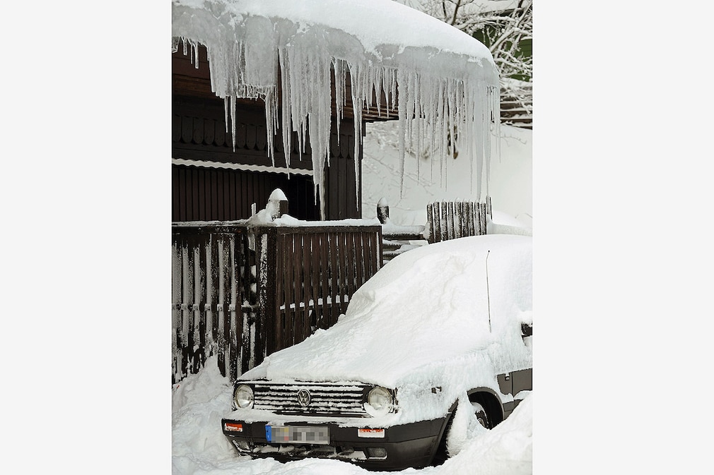 Wie Schnee und Eis dem Auto schaden