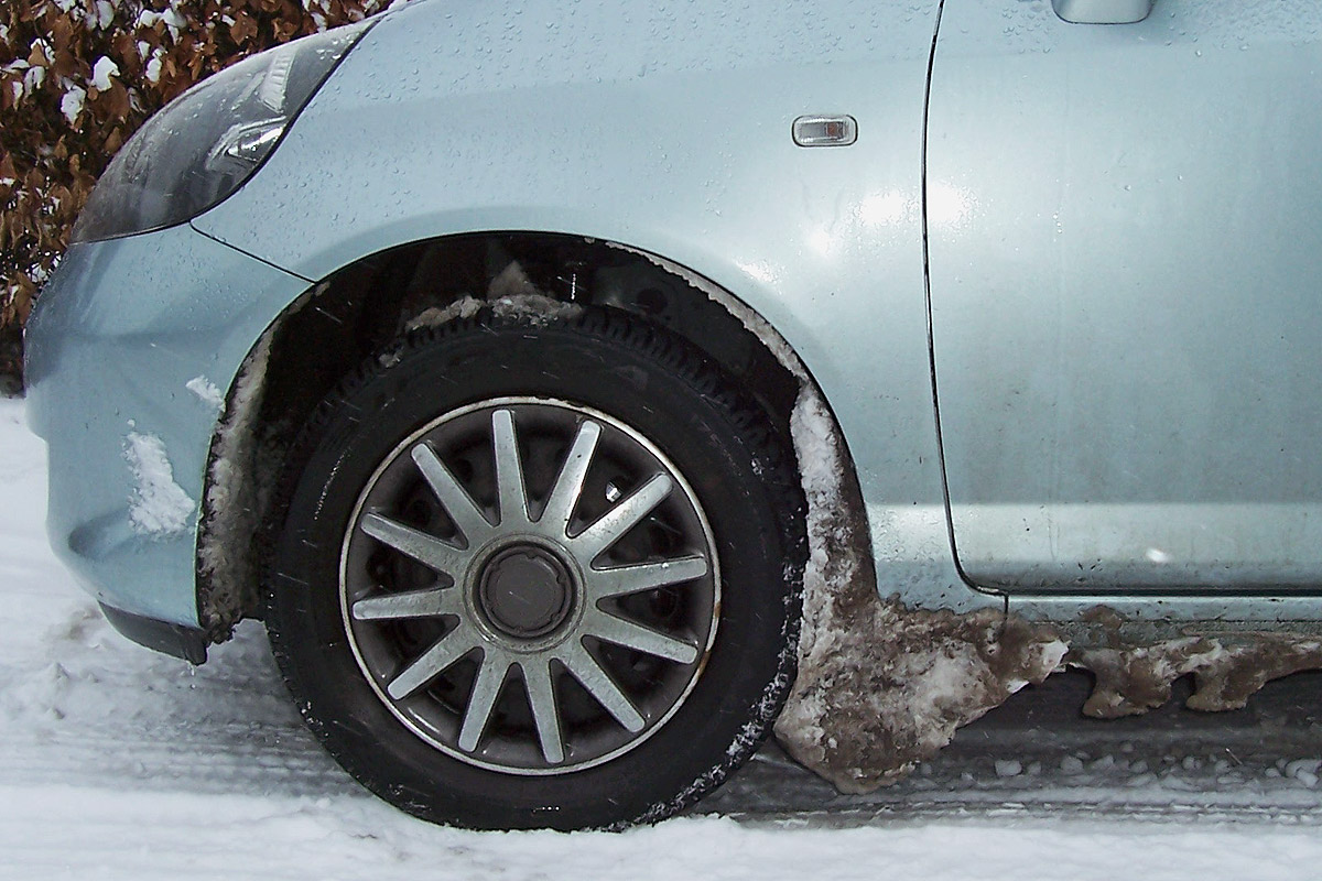 Wie Schnee und Eis dem Auto schaden