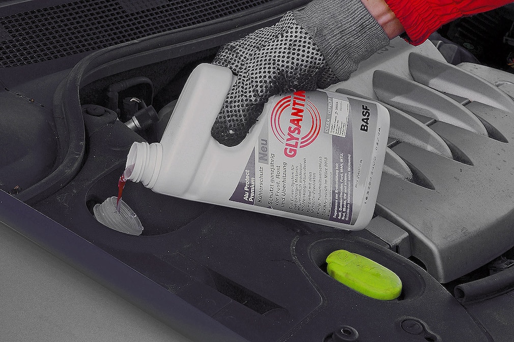 Wie Schnee und Eis dem Auto schaden