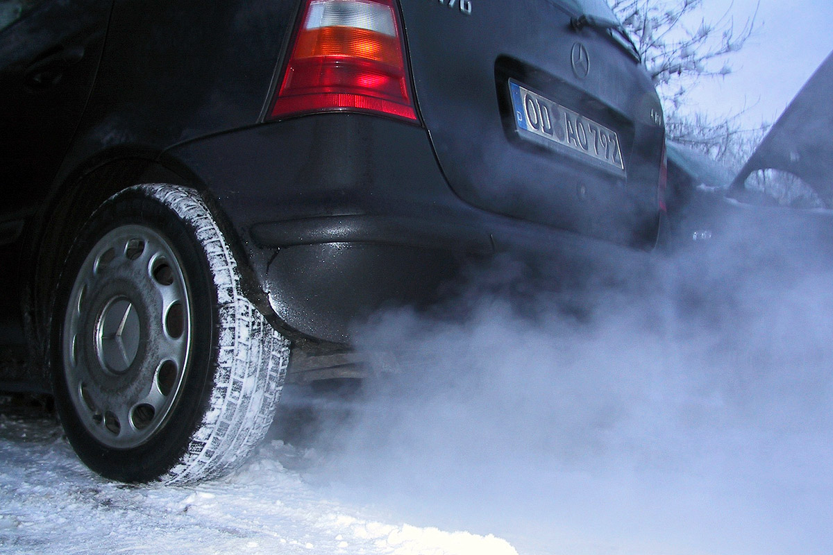 Wie Schnee und Eis dem Auto schaden