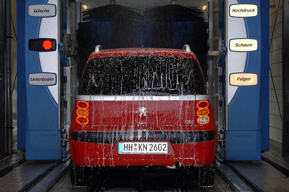 Wie Schnee und Eis dem Auto schaden