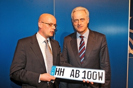 AUTO-BILD-Redakteur Claudius Maintz (li.) Peter Ramsauer (re.)