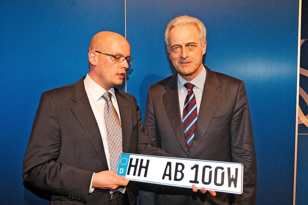 AUTO-BILD-Redakteur Claudius Maintz (li.) Peter Ramsauer (re.)