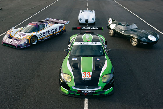 Jaguar XKR und die ehemaligen Le-Mans-Sieger XJR-9LM (l.), C-Type (h.) und D-Type (r.).