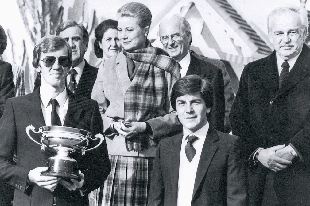 Walter Röhrl (r, mit Pokal) und sein Beifahrer Christian Geistdörfer (2.v.r.)