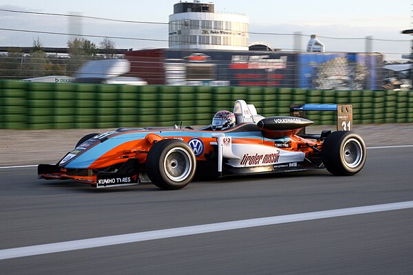 Superkart gegen Formel 3