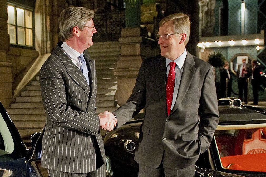 Victor Muller (li.) Chef von Spyker Cars und Jan-Ake Jonsson Saab Automobile CEO