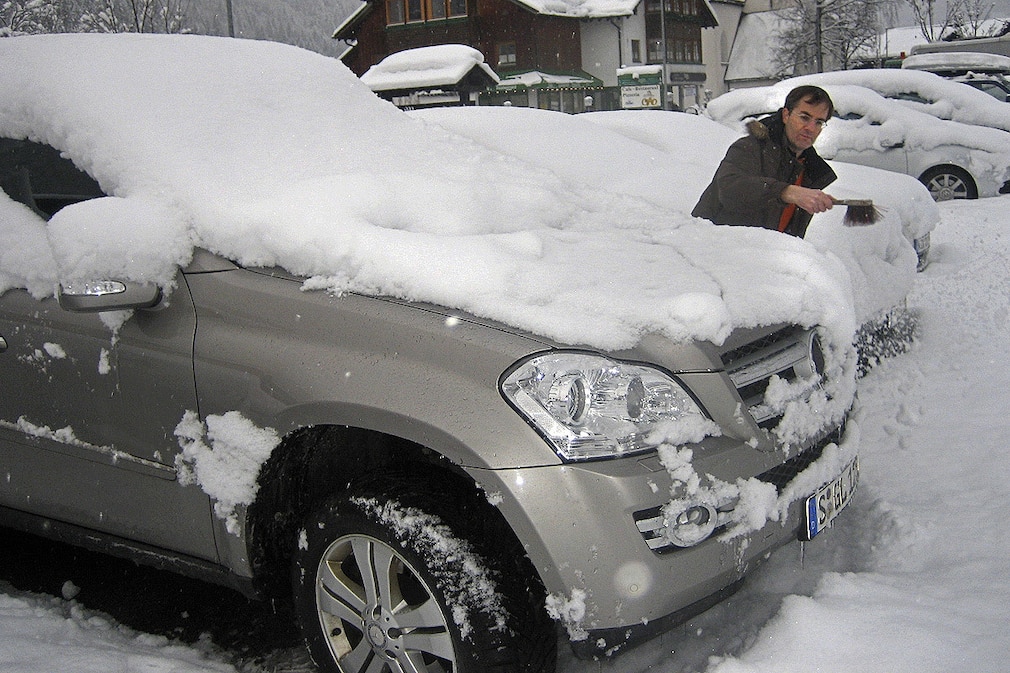 Wie Schnee und Eis dem Auto schaden