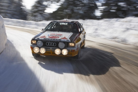 Audi Rallye quattro A2 von 1984 am Col de Turini, driftend von vorn, mit Walter Röhrl am Steuer
