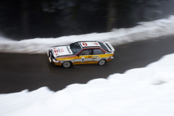 Audi Rallye quattro A2 von 1984 am Col de Turini, fahrend von oben, mit Walter Röhrl am Steuer