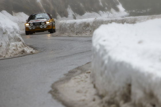 Audi Rallye quattro A2 von 1984 am Col de Turini, fahrend von vorn, mit Walter Röhrl am Steuer