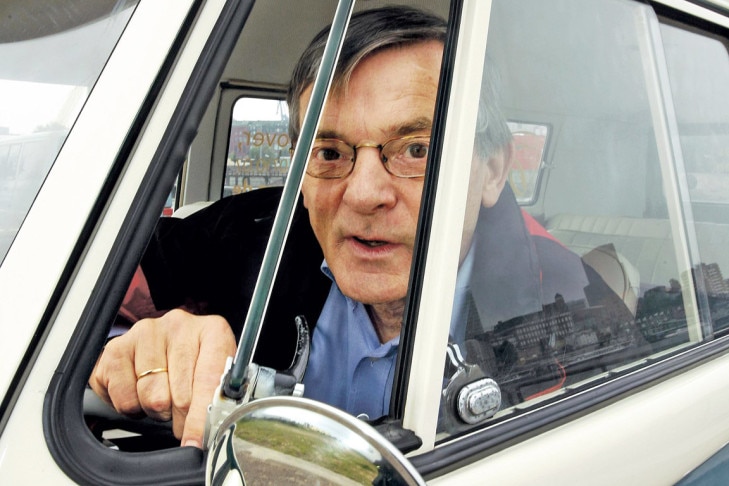 AUTO BILD-Chefreporter Diether Rodatz im VW Bulli