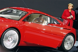 Angela Merkel mit dem Audi e-tron