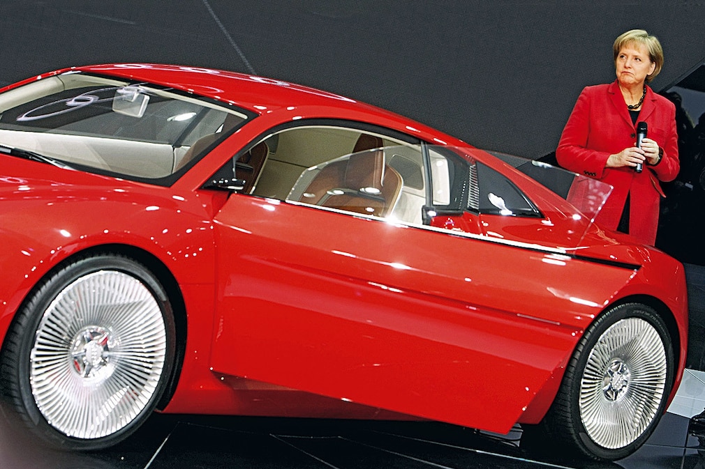 Angela Merkel mit dem Audi e-tron