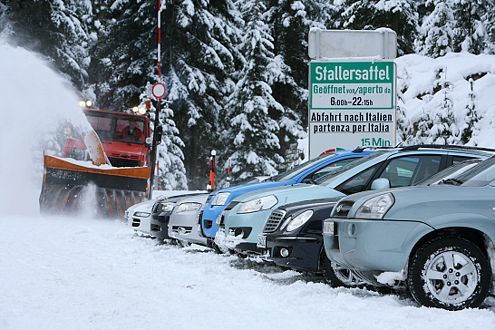 autos im Schnee