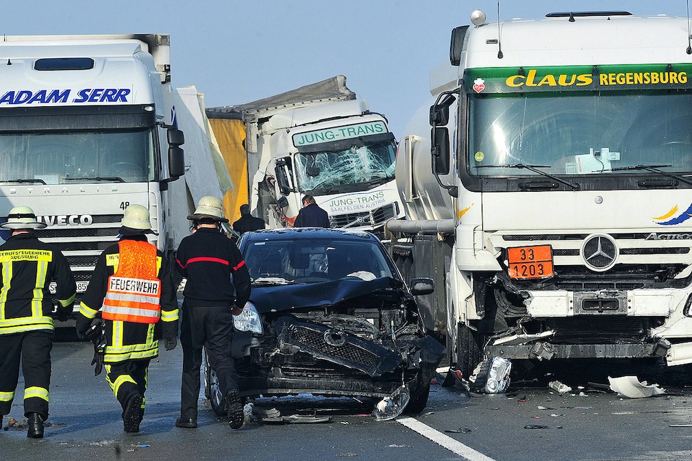 Massenkarambolage auf der Autobahn A8 bei Augsburg
