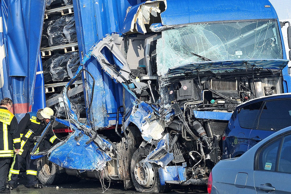 Massenkarambolage auf der Autobahn A8 bei Augsburg