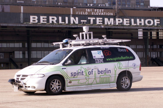 Auto fährt mit Augen-Steuerung