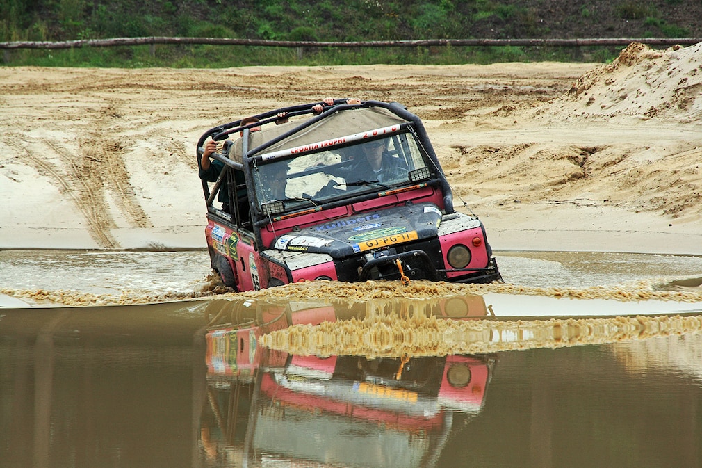 Geländewagen im Wasser Geländewagen im Wasser