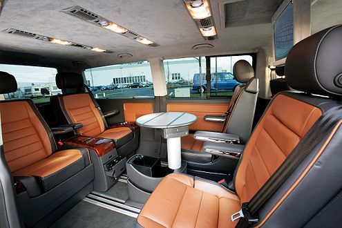 Auf Wunsch möbelt die werkseigene "VW Business Unit Spezialfahrzeuge" den Van auf.