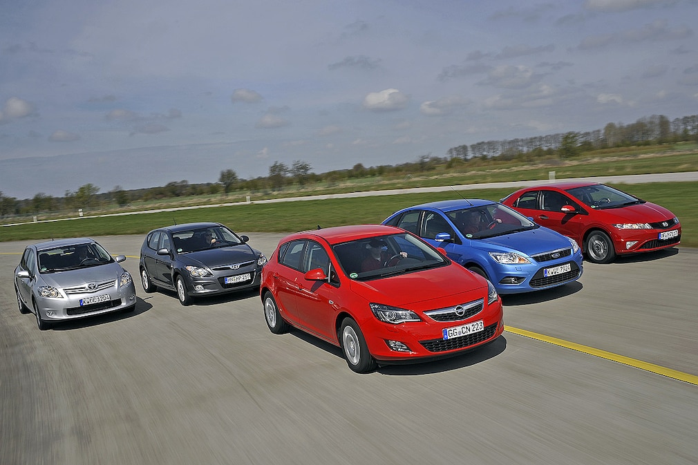 Toyota Auris 1.33 Hyundai i30 blue 1.4 Opel Astra 1.4 Ford Focus 1.6 Honda Civic 1.4