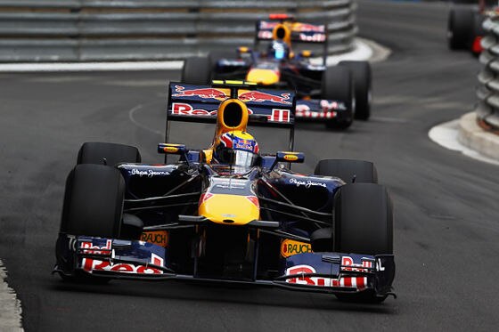 Red-Bull-Pilot Mark Webber vor seinem Teamkollegen Sebastian Vettel