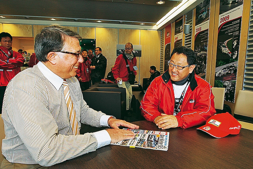 Toyota-Chef Aiko Toyoda im Gespräch mit AUTO BILD-Redakteur Joachim R. Walther