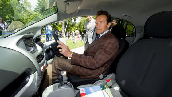 Arnold Schwarzenegger im Mitsubishi i-MiEV