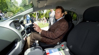 Arnold Schwarzenegger im Mitsubishi i-MiEV