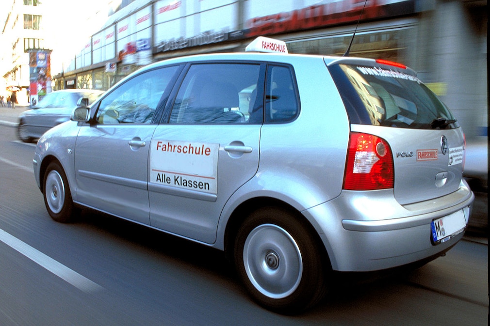 Handy, Smartphone und Tablet am Steuer