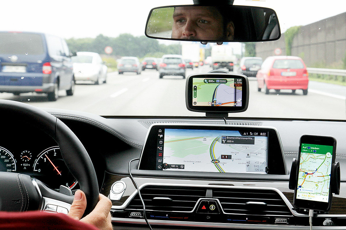 Handy, Smartphone und Tablet am Steuer