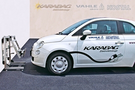 Elektrofahrzeug Fiat 500 mit Induktionsladung